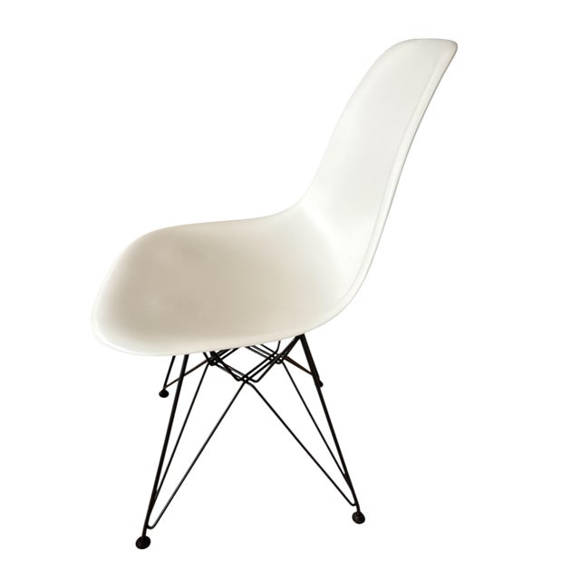 Mid-Century Modern White DSR Chair by Charles & Ray Eames for Vitra, 2017 For Sale - Image 3 of 7