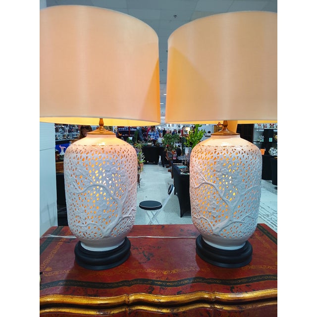 Chinese Pair of Mid 19th Century Blanc De Chine Table Lamps For Sale - Image 3 of 12