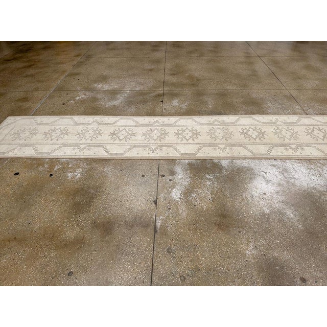 Galerie Shabab Collection Mid-20th Century Turkish Anatolian Long Runner For Sale In New York - Image 6 of 10