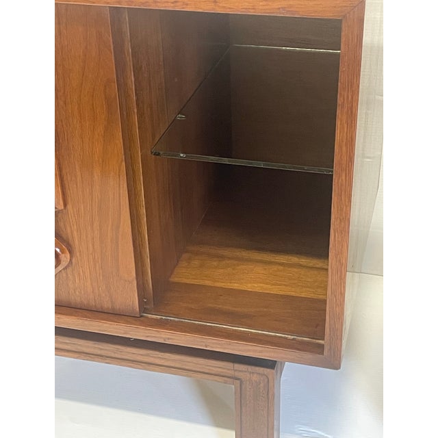 Burnt Umber 1970s Fine Pair Sculpted Floating American Walnut Nightstands For Sale - Image 8 of 12