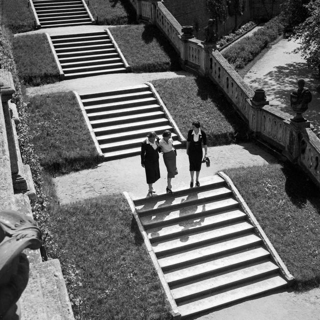 The photographer's note regarding this work is "Three women at the stairs in the public garden of Wuerzburg Residence,...