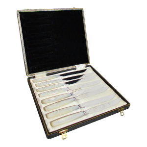 Boxed Set of 8 Steak Knifes. English - A Set of 8