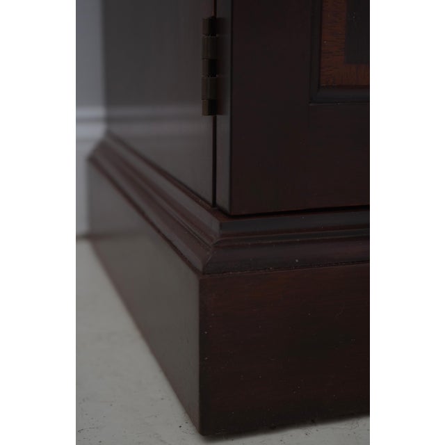 Stickley Mahogany Chippendale Style Inlaid China Cabinet Breakfront For Sale - Image 9 of 18