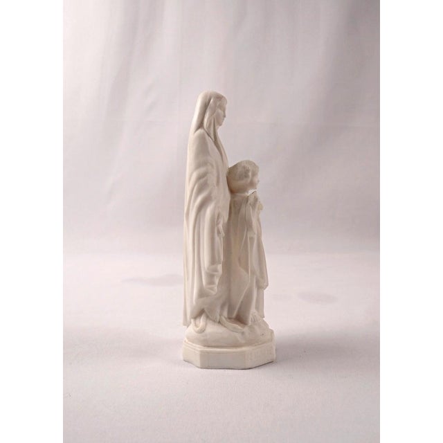 1960s Epoxy Resin Statue of the Virgin Mary and Child from Bacci, 1960s For Sale - Image 5 of 9