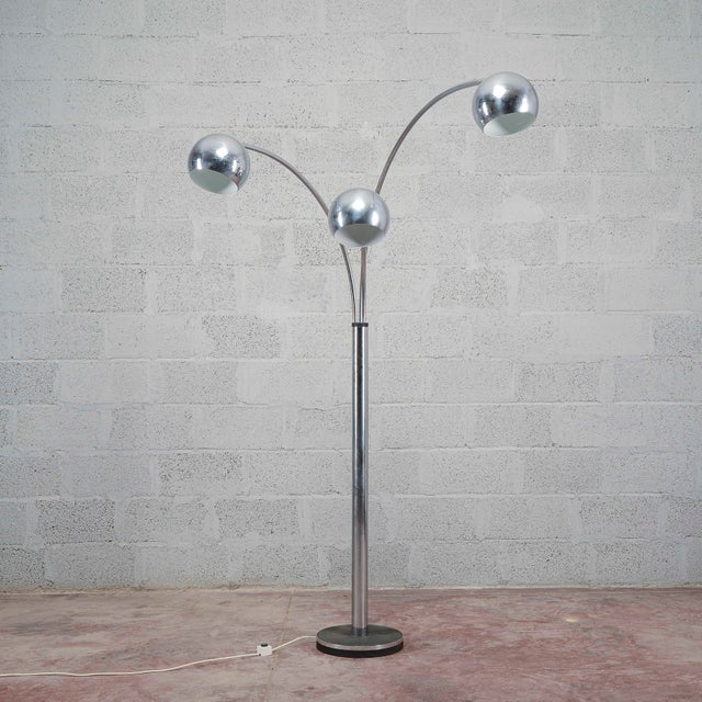 This three-light floor lamp represents an authentic example of Italian modernism, attributed to the renowned designer...