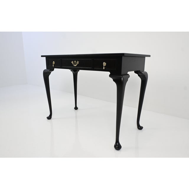 1950s Kittinger Ebonized Mahogany & Burl Wood Writing Desk / Console | Newly Refinished For Sale - Image 5 of 15