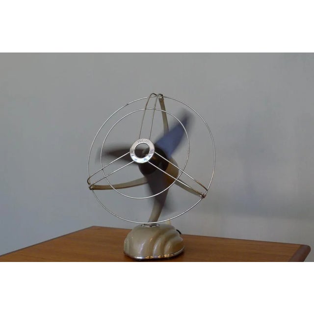 Dragonfly fan from the 1950s perfect streamline shape. for usage on the table, though wall mounting is possible aswell....