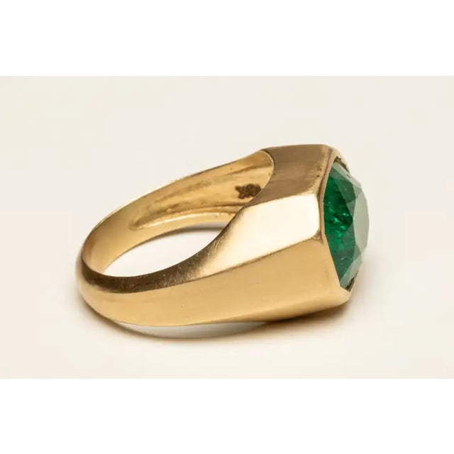 Modern 18k Gold Ring With Large Faceted Emerald For Sale - Image 3 of 5