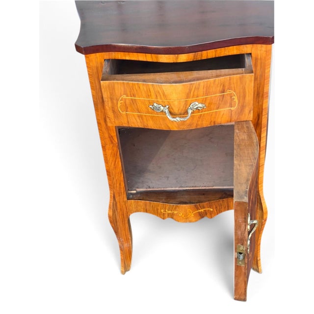 Gold Pair of Italian Bookmatch Walnut Bedside Cabinet/ Nightstand. For Sale - Image 8 of 18