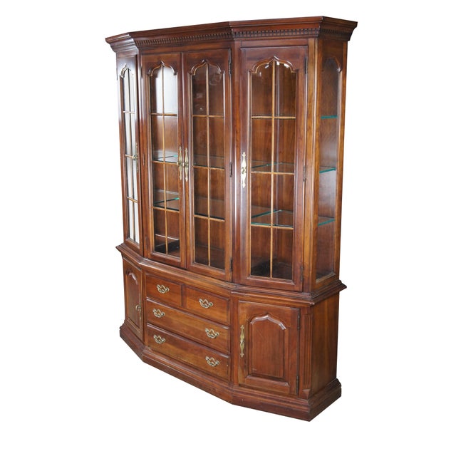 Traditional Late 20th Century Thomasville Collectors Cherry Traditional Canted Front Lighted China Cabinet For Sale - Image 3 of 18