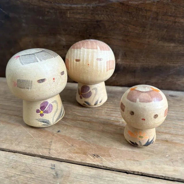 Very cute set of three vintage kokeshi made by the renowned Sanpei Yamanaka. Dimensions: height 7.5 cm / 5 cm, diameter...