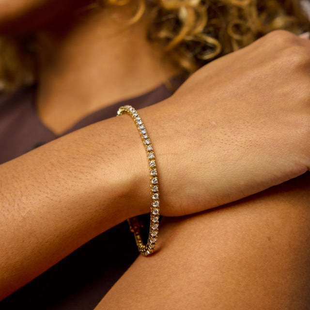 1990s Vintage 3.10 Carat Diamond 14k Yellow Gold Tennis Bracelet For Sale - Image 5 of 6