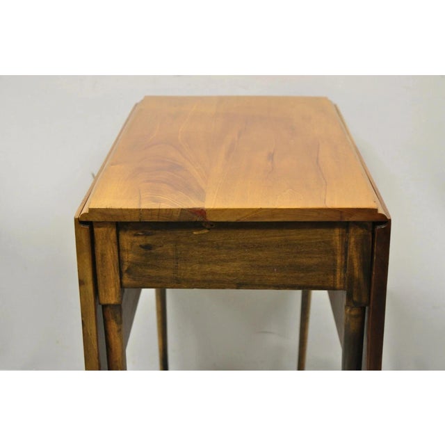 Antique American Colonial Cherry Wood Slender Leg Pembroke Lamp Side End Table For Sale - Image 4 of 12