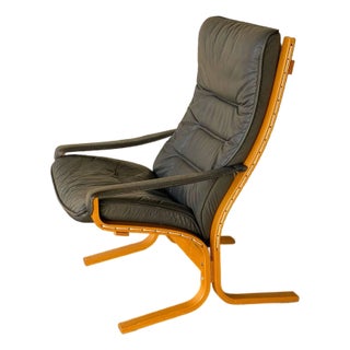 Mid 20th Century Norwegian Lounge Chair in Style of Ekornes– MCM Grey Leather & Bentwood Frame Armchair For Sale