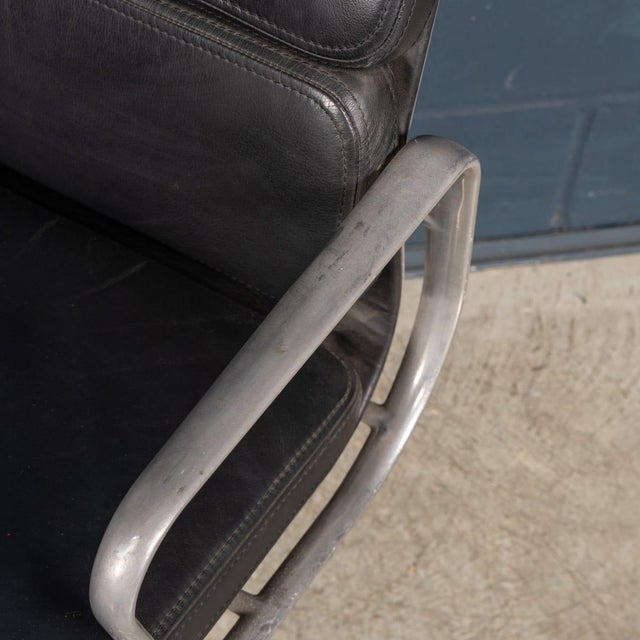Black Vintage EA217 Chair in Black Leather by Charles & Ray Eames for ICF, 1969 For Sale - Image 8 of 17