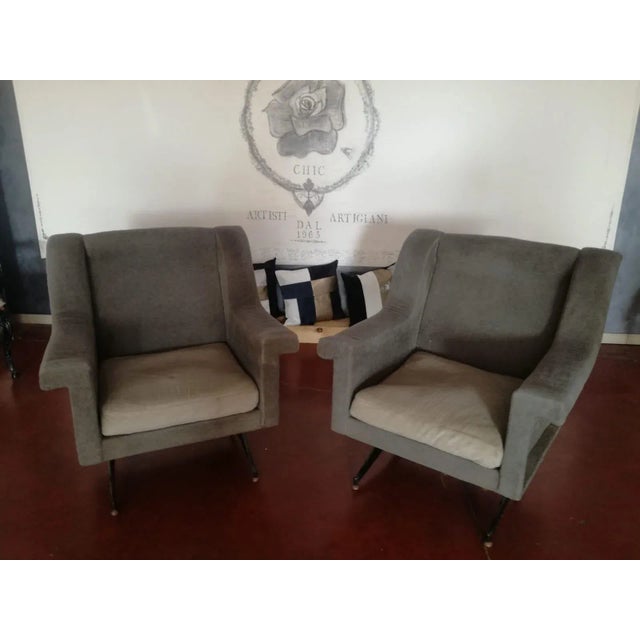 This pair of beautiful armchairs dates from the 50s retains the original upholstery.