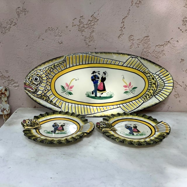 Henriot Quimper 1940 Vintage Henriot Quimper French Faience Fish Head Plate For Sale - Image 4 of 5