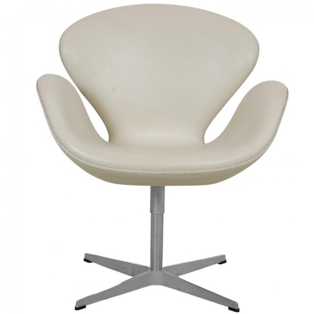 Tall Swan Chair in White Leather from Arne Jacobsen For Sale - Image 15 of 15