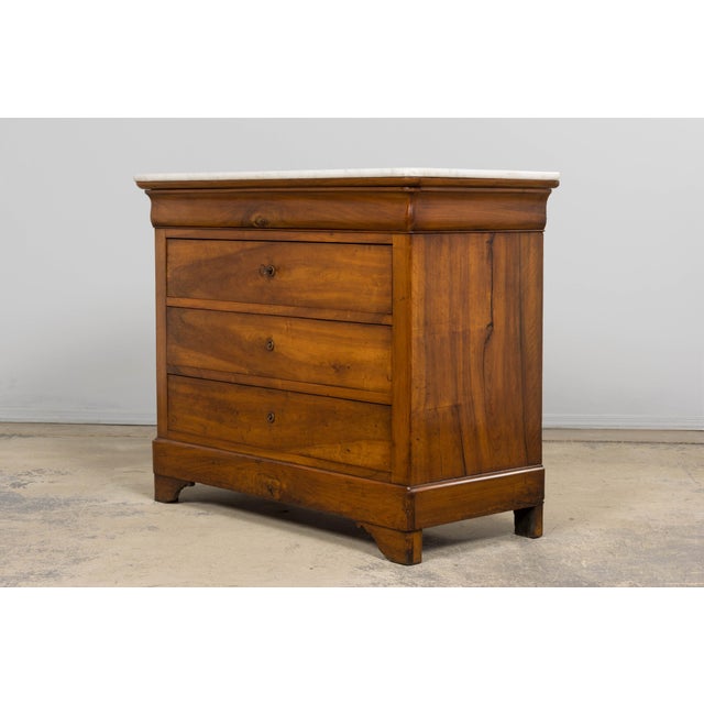 Brown 19th Century French Louis Philippe Walnut Chest of Drawers W/ Carrara Marble For Sale - Image 8 of 18
