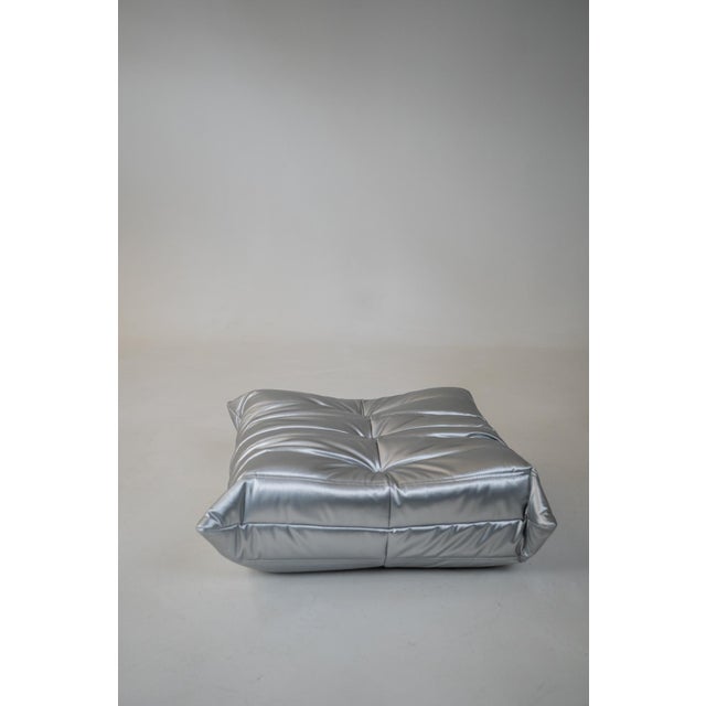 Togo Lounge Chair and Pouf in Silver Skai by Michel Ducaroy for Ligne Roset, 1973, Set of 2 For Sale - Image 6 of 10