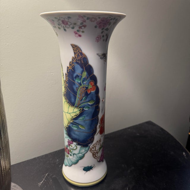 A stunning vintage reproduction of the classic 18th-century Chinoiserie pattern by Mottahedeh. This iconic 11-inch trumpet...