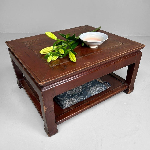 Elegant Japanese low table (Chabudai 茶袱台) from the 1940s. Dimensions: height 32 cm, 61 cm x 52 cm. This authentic Japanese...