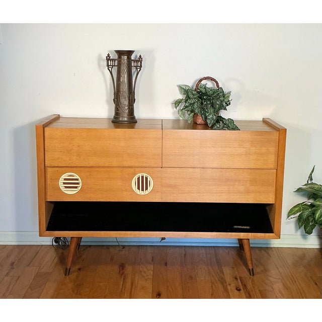 Antique Art Nouveau Copper and Brass Twin-Handled Vase, Attributed to Beldray England, Circa 1890 and 1919 For Sale - Image 12 of 12