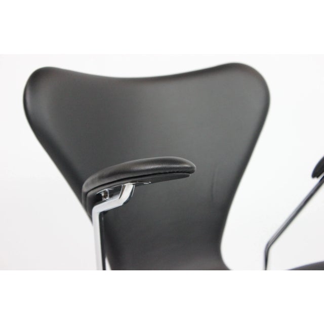 Model 3207 Chairs with Armrest by Arne Jacobsen for Fritz Hansen, 2016, Set of 4 For Sale - Image 6 of 11