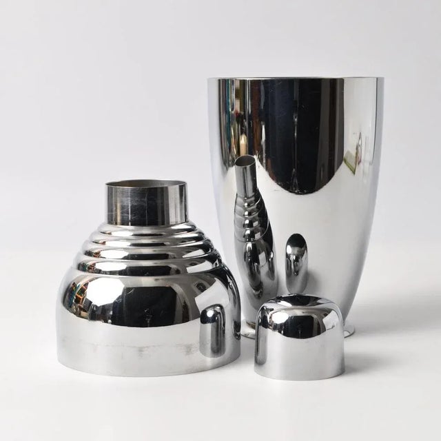 Art Deco Chromed Metal Cocktail Shaker from Dana Dfa, 1940s, in Very Good conditions. Designed 1920 to 1949 This piece has...