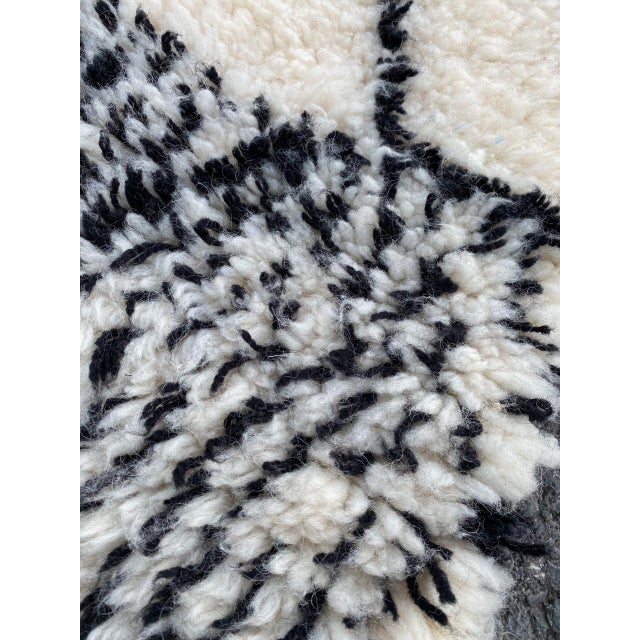 Moroccan 1980s Vintage Beni Ouarain Runner For Sale - Image 3 of 6