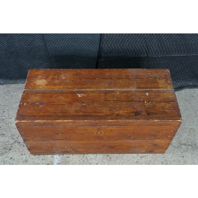 Wood Antique Primitive Pine Blanket Chest Steamer Storage Trunk Coffee Table Dovetail For Sale - Image 7 of 18