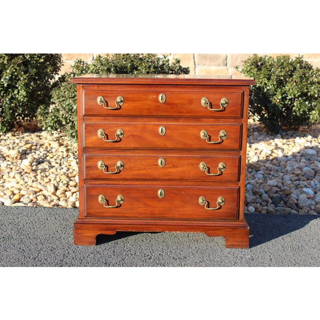 Chippendale 1980s Henkel-Harris Mahogany Nightstand For Sale - Image 3 of 18