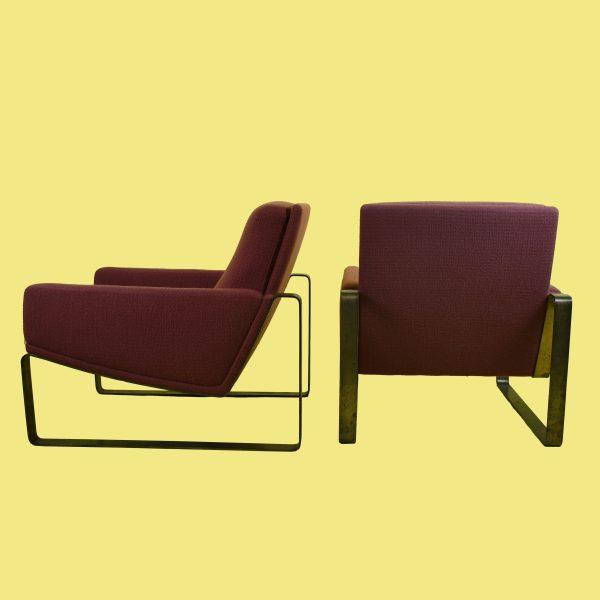 A pair of bronze-base cantilever lounge chairs in the manner of Milo Baughman, with sleek sled bases and tailored...