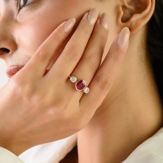 Ruby Red 2.83 Ct Mozambique Oval Ruby & Diamond Three Stone Ring in 14k Yellow Gold Size 5 For Sale - Image 8 of 14