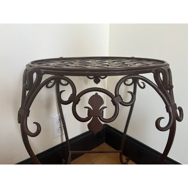 Graduated Wrought Iron Basket Weave Accent Tables, Tuscan French Country Plant Stands – Pair For Sale In Indianapolis - Image 6 of 7