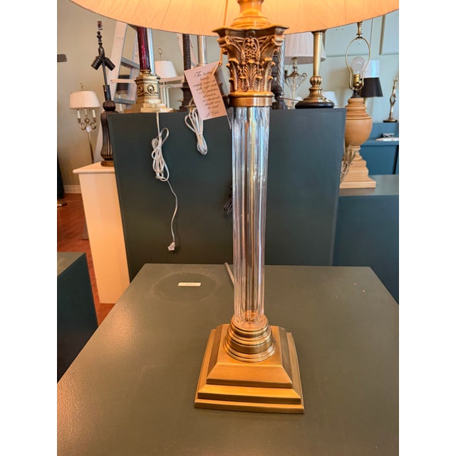 Neoclassical Mid 20th Century Crystal Column Table Lamp With Brass Accents For Sale - Image 3 of 4