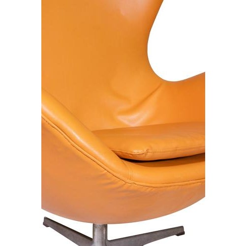 Tan Vintage Leather Egg Lounge Chairs from Fritz Hansen, Set of 2 For Sale - Image 8 of 9