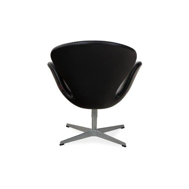 Swan Swivel Chair in Black Leather by Arne Jacobsen for Fritz Hansen For Sale - Image 11 of 14