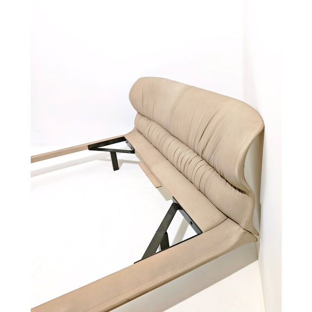 Double Bed in Dove Grey Leather by Giovanni Offredi for Saporiti, 1980s For Sale - Image 6 of 16