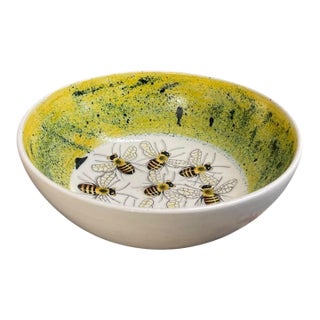 Vintage Hand-Painted Bee Motif Ceramic Bowl – Speckled Yellow Glaze Decorative Centerpiece Dish For Sale