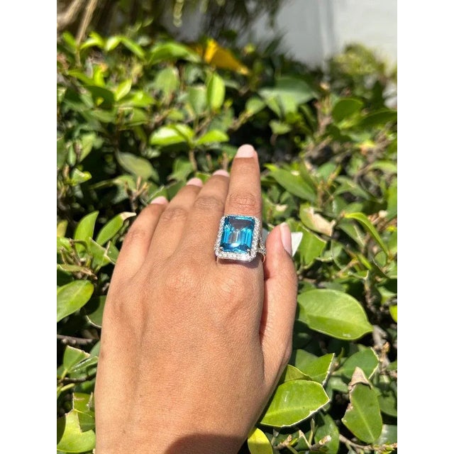 Metal 14k Yellow Gold 15.41 CTW Blue Topaz Halo Diamond Cocktail Ring Size 7 For Sale - Image 7 of 15
