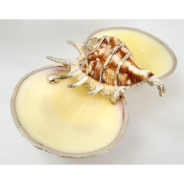 Offering a vintage Buccelatti style silver dipped real shell caviar or trinket dish, circa Late 20th Century. This...