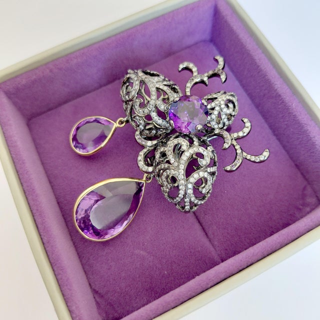 2020s 18ct Gold Amethyst and Diamond Openwork Filigree Brooch - Fei Liu For Sale - Image 5 of 8