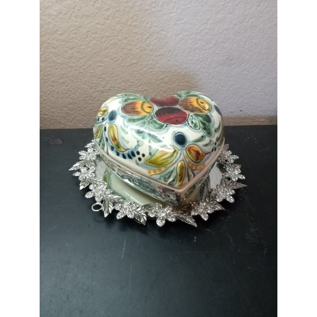 1980s Exquisite Hand Painted Talavera Mexican Folk Art Heart Shaped Trinket Box For Sale In Dallas - Image 6 of 6