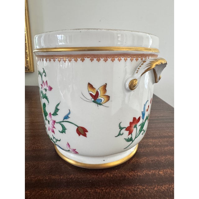 Listing is for a 20th century Porcelaine de Paris cachepot made for Tiffany. The cachepot is painted in a Chinese Export...