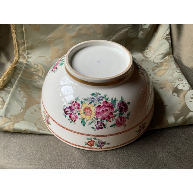 Ceramic Exquisite 19th Century French Chinnoiserie Footed Porcelain Bowl With Heraldic Crest For Sale - Image 7 of 11