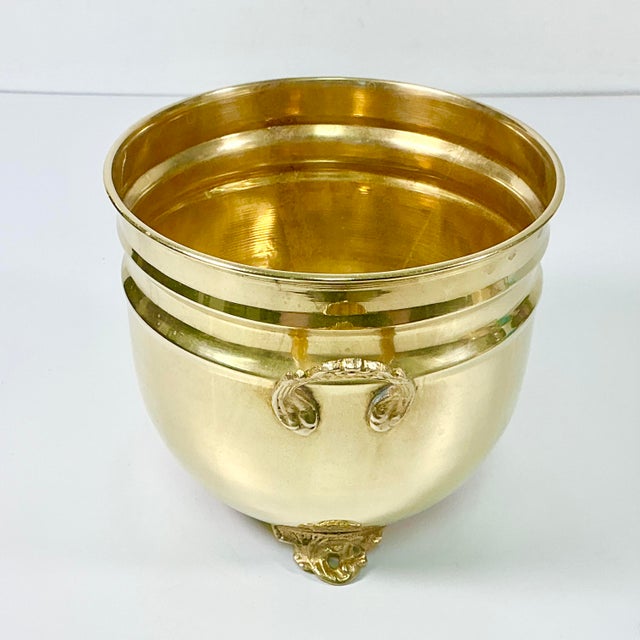 Mid-Century Hollywood Regency Boho Chic English Traditional Style 3-Footed Brass Planter For Sale - Image 10 of 11
