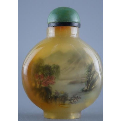 CHINA Agate snuff bottle End of the 19th century 6.3×4.6×2.2 cm This piece is attributed to the mentioned designer/maker....