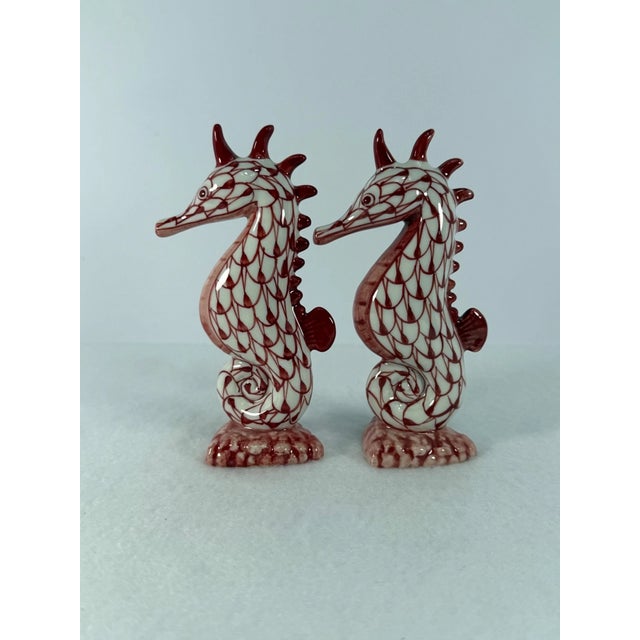 Vintage Andrea by Sadek Coral & White Fish Net Pattern Porcelain Seahorses Figurine - Set of 2 For Sale - Image 4 of 5