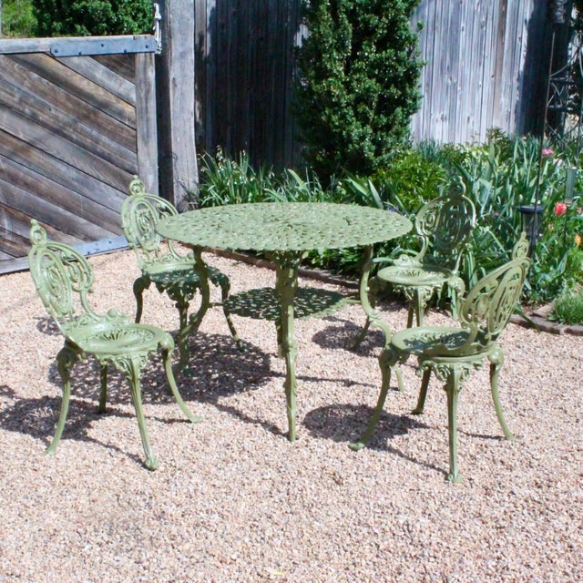 English Set of Green Painted Metal Outdoor Garden Furniture: Antique Cameo Pattern, Six Pieces For Sale - Image 3 of 17